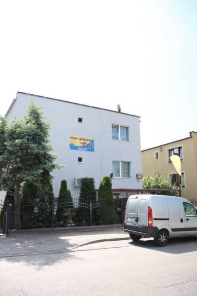 Apartamenty Eka Dom Goscinny 350M Do Plazy Ревал Екстериор снимка