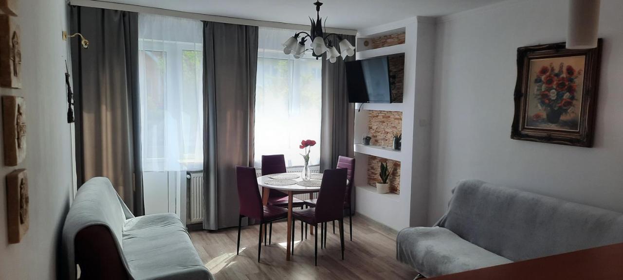 Apartamenty Eka Dom Goscinny 350M Do Plazy Ревал Екстериор снимка